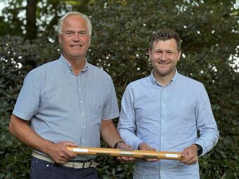 Staffelstab-Übergabe - Andreas Buchold übergibt an Henrik van Düllen